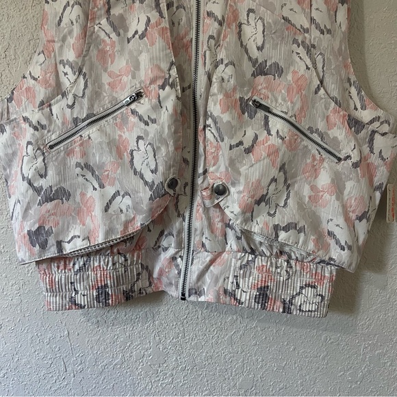 Free people Movement Off The Grid Printed Vest Size Medium NWT - Picture 4 of 10